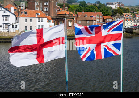 Die Flagge Großbritannien und England Flagge St.-Georgs-Kreuz fliegen nebeneinander im Hafen von Whitby Stockfoto