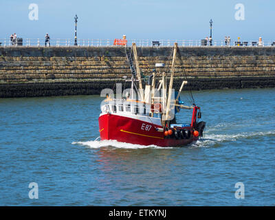 Eine kleine Fischkutter E87 genannt "Provider" Eingabe von Whitby Hafen Stockfoto