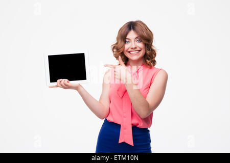 Glückliche Frau Zeigefinger auf leere Tablet-Computer-Bildschirm isoliert auf einem weißen Hintergrund. Blick in die Kamera Stockfoto