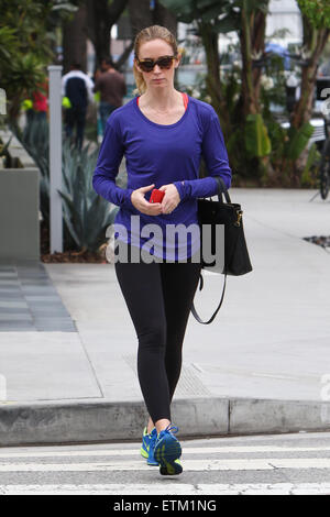 Emily Blunt in Sportbekleidung, geht zum Mittagessen im Café Blue Daisy mit Santa Monica: Emily Blunt wo: Los Angeles, California, Vereinigte Staaten von Amerika bei: 11. März 2015 Credit: WENN.com Stockfoto