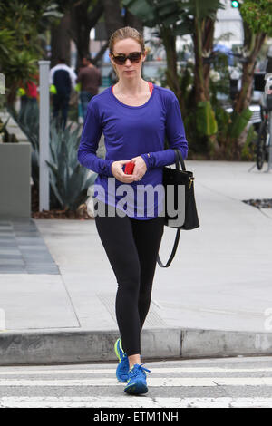 Emily Blunt in Sportbekleidung, geht zum Mittagessen im Café Blue Daisy mit Santa Monica: Emily Blunt wo: Los Angeles, California, Vereinigte Staaten von Amerika bei: 11. März 2015 Credit: WENN.com Stockfoto