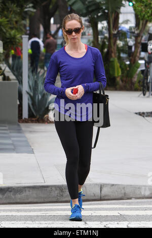 Emily Blunt in Sportbekleidung, geht zum Mittagessen im Café Blue Daisy mit Santa Monica: Emily Blunt wo: Los Angeles, California, Vereinigte Staaten von Amerika bei: 11. März 2015 Credit: WENN.com Stockfoto