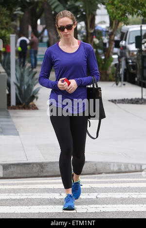 Emily Blunt in Sportbekleidung, geht zum Mittagessen im Café Blue Daisy mit Santa Monica: Emily Blunt wo: Los Angeles, California, Vereinigte Staaten von Amerika bei: 11. März 2015 Credit: WENN.com Stockfoto