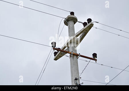 Nahaufnahme von einfachen Dreiphasen-elektrische Pol mit dem Himmel im Hintergrund Stockfoto