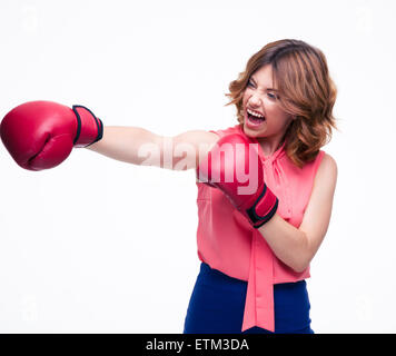 Böse elegante Frau mit Boxhandschuhen kämpfen isoliert auf weißem Hintergrund Stockfoto