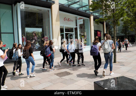 Student-Reisegruppe Teenager Schulmädchen vorbeigehen Cath Kidston-Shop in St. Davids Fußgängerzone im Stadtzentrum von Cardiff, Wales UK KATHY DEWITT Stockfoto