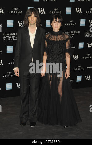 Alexander McQueen: Savage Beauty Fashion Gala auf der V & A mit: Katy England und Bobby Gillespie wo: London, Vereinigtes Königreich bei: Kredit-12. März 2015: Zibi/WENN.com Stockfoto