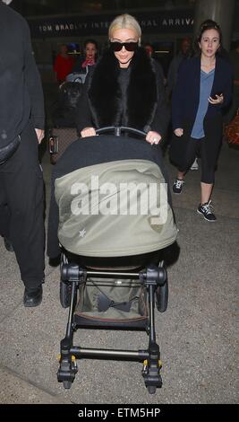 Blonde Kim Kardashian schiebt baby Nord West im Kinderwagen als sie am Los Angeles International Airport