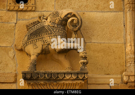 Geschnitzte Elefanten auf der Jain-Tempel, Amar Sagar, Lodurva, in der Nähe von Jaisalmer, Rajasthan, Indien Stockfoto