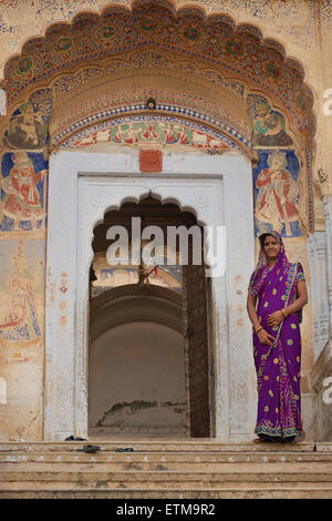 Indische Frau am Eingang zu einem Tempel. Mandawa, Shekawati Region, Rajasthan Indien Stockfoto