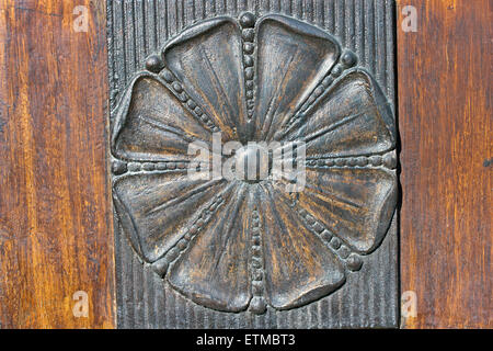 Geschnitzte Eisen Relief Blume als Garnierung auf die Tür Stockfoto