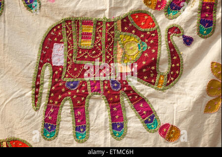 Applikation Rajasthani Textil mit Elefanten Motiv, Jaisalmer, Rajasthan, Indien Stockfoto