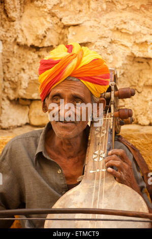 Rajasthani Türsteher Laxmi Niwas Palace Heritage Hotel, Bikaner, Rajasthan, Indien. Stockfoto