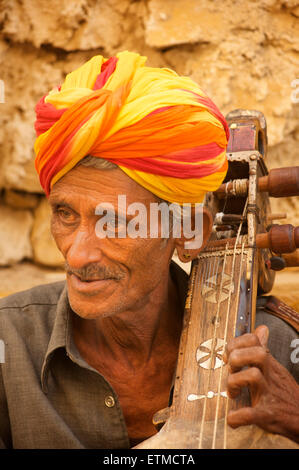 Rajasthani Türsteher Laxmi Niwas Palace Heritage Hotel, Bikaner, Rajasthan, Indien. Stockfoto