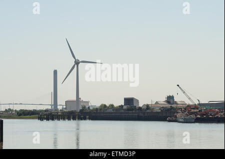 Turm von Littlebrook Kraftwerk kontrastiert mit alternativen Energien Windkraftanlage und QEII Brücke Flussüberquerung Stockfoto