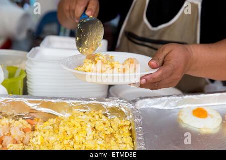 Nahaufnahme von Händen mit Wok am Wochenmarkt Stockfoto