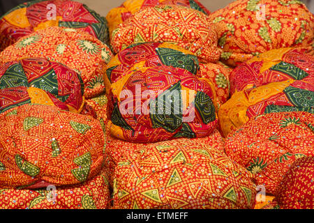 Hüte der indischen Stoff für Verkauf n Jaisalmer, Rajasthan, Indien Stockfoto