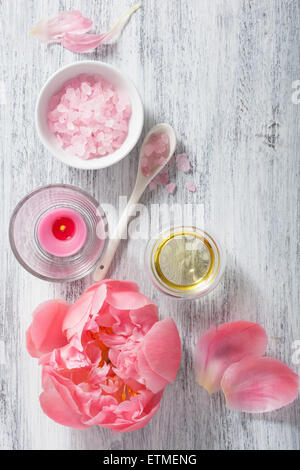 rosa Blume Salz Pfingstrose ätherisches Öl für Wellness und Aromatherapie Stockfoto