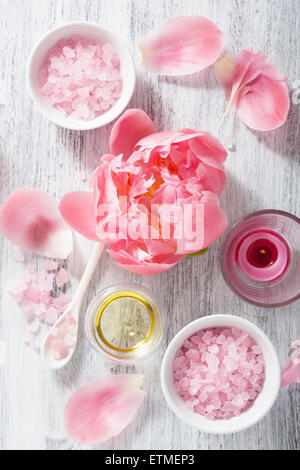 rosa Blume Salz Pfingstrose ätherisches Öl für Wellness und Aromatherapie Stockfoto