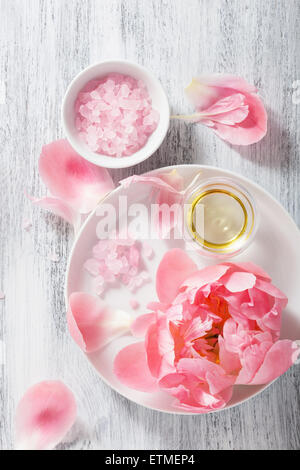rosa Blume Salz Pfingstrose ätherisches Öl für Wellness und Aromatherapie Stockfoto