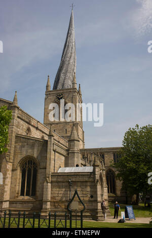 Schiefen Kirchturm der Kirche St. Mary und Allerheiligen in Chesterfield, Derbyshire. Es wird vermutet, dass das Verdrehen des Turms durch die Führung verursacht wurde, der die Turmspitze abdeckt. Chesterfield Parish Church ist eine anglikanische Kirche Sankt Maria und allen Heiligen, befindet sich in der Stadt von Chesterfield, Derbyshire, England. Überwiegend stammt aus dem 14. Jahrhundert und ist die Kirche ein Grad I aufgeführten Gebäude und ist am meisten bekannt für seine verdrehten Turm, ein architektonisches Phänomen führte zu der Kirche, die den gemeinsamen Beinamen des Crooked Spire gegeben hat. Stockfoto