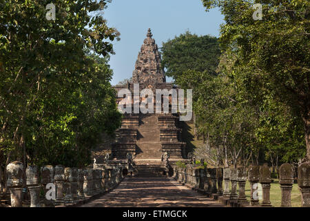 Lotus-förmigen Grenzsteine, des Königs Weg, Prozessionsweg Pfad und Naga Treppe zum Prasat Hin Khao Phanom Rung, Khmer-Tempel Stockfoto