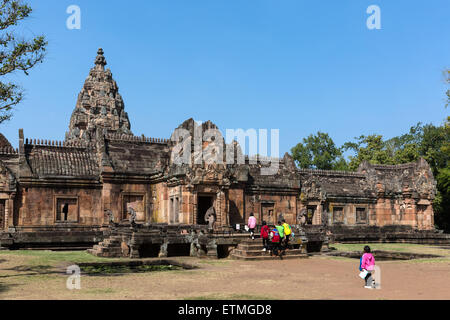 Östlichen Gopuram, Schülerinnen und Schüler am Haupteingang, Prasat Hin Khao Phanom Rung, Khmer-Tempel, Buri Ram, Provinz Buriram, Isan Stockfoto