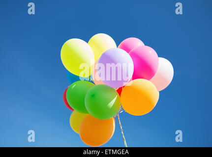 viele bunte Luftballons in den Himmel Stockfoto