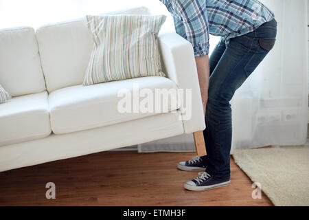 Nahaufnahme eines männlichen beweglichen Sofa oder eine couch zu Hause Stockfoto