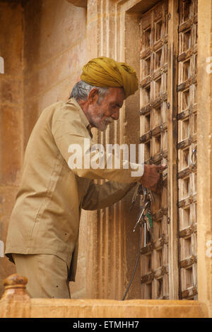 Rajasthani Türsteher Laxmi Niwas Palace Heritage Hotel, Bikaner, Rajasthan, Indien. Stockfoto