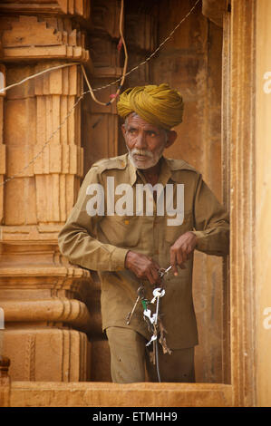 Rajasthani Türsteher Laxmi Niwas Palace Heritage Hotel, Bikaner, Rajasthan, Indien. Stockfoto