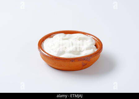 Joghurt in eine Keramikschale Stockfoto