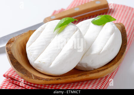 zwei Rädern cremige Weichkäse mit weißem Schimmel Stockfoto