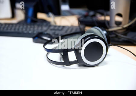 Kopfhörer bei Aufnahme Studio oder Radiosender Stockfoto
