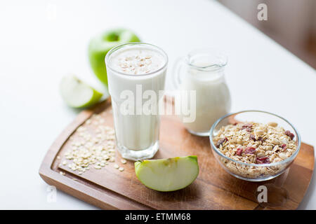 Nahaufnahme von Müsli und Joghurt auf Schneidebrett Stockfoto