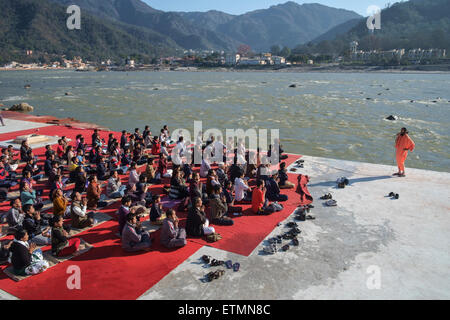 Swami Suryendru Puri Suryakriya Klasse am Ufer des Flusses Ganges, Rishikesh führt. Stockfoto