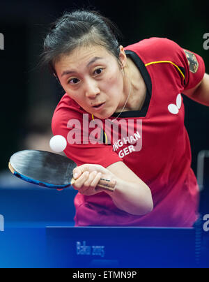 Baku, Aserbaidschan. 15. Juni 2015. Deutschlands Ying Han konkurriert in der Frauen Tischtennis-Mannschaft Finale gegen Li der Niederlande während der Baku 2015 Europäische Spiele bei der Sportarena Baku in Baku, Aserbaidschan, 15. Juni 2015. Foto: Bernd Thissen/Dpa/Alamy Live News Stockfoto