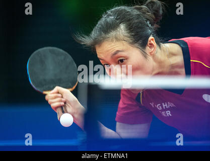 Baku, Aserbaidschan. 15. Juni 2015. Deutschlands Ying Han konkurriert in der Frauen Tischtennis-Mannschaft Finale gegen Li der Niederlande während der Baku 2015 Europäische Spiele bei der Sportarena Baku in Baku, Aserbaidschan, 15. Juni 2015. Foto: Bernd Thissen/Dpa/Alamy Live News Stockfoto