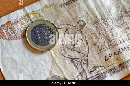 Berlin, Deutschland. 14. Juni 2015. ILLUSTRATION - eine-Euro-Münze befindet sich auf einem 1000 griechische Drachme Rechnung in Berlin, Deutschland, 14. Juni 2015. Foto: Jens Kalaene/Dpa/Alamy Live News