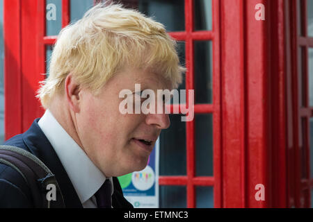 Camden Stadt Learning Centre, London, 15. Juni 2015. Londoner Bürgermeister Boris Johnson tritt in zukünftige Unternehmer Camden Stadt Learning Centre, London Technology Week starten und einen dedizierten Online-Hub für die Hauptstadt blühende Industrie einzuleiten. Bild: Londoner Bürgermeister Boris Johnson kommt in Camden Stadt Learning Centre. Bildnachweis: Paul Davey/Alamy Live-Nachrichten Stockfoto