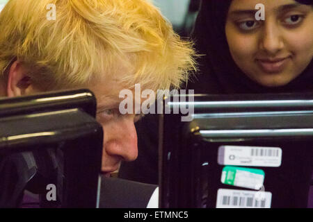 Camden Stadt Learning Centre, London, 15. Juni 2015. Londoner Bürgermeister Boris Johnson tritt in zukünftige Unternehmer Camden Stadt Learning Centre, London Technology Week starten und einen dedizierten Online-Hub für die Hauptstadt blühende Industrie einzuleiten. Bild: Boris Johnson Uhren Studenten ihre Roboter programmieren. Bildnachweis: Paul Davey/Alamy Live-Nachrichten Stockfoto