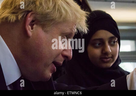 Camden Stadt Learning Centre, London, 15. Juni 2015. Londoner Bürgermeister Boris Johnson tritt in zukünftige Unternehmer Camden Stadt Learning Centre, London Technology Week starten und einen dedizierten Online-Hub für die Hauptstadt blühende Industrie einzuleiten. Bild: Boris Johnson Uhren Studenten ihre Roboter programmieren. Bildnachweis: Paul Davey/Alamy Live-Nachrichten Stockfoto