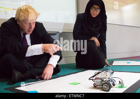 Camden Stadt Learning Centre, London, 15. Juni 2015. Londoner Bürgermeister Boris Johnson tritt in zukünftige Unternehmer Camden Stadt Learning Centre, London Technology Week starten und einen dedizierten Online-Hub für die Hauptstadt blühende Industrie einzuleiten. Bild: Boris Johnson sieht einen Roboter, wie es Farbe Flecken erkennt. Bildnachweis: Paul Davey/Alamy Live-Nachrichten Stockfoto