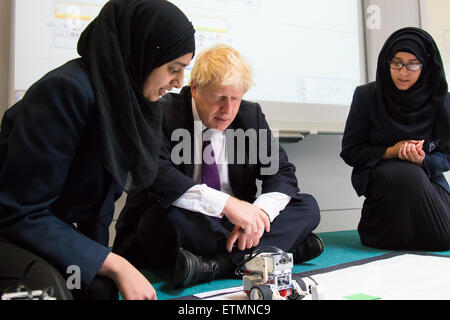 Camden Stadt Learning Centre, London, 15. Juni 2015. Londoner Bürgermeister Boris Johnson tritt in zukünftige Unternehmer Camden Stadt Learning Centre, London Technology Week starten und einen dedizierten Online-Hub für die Hauptstadt blühende Industrie einzuleiten. Bild: Der Bürgermeister schaut zu, wie Studenten demonstrieren die Roboter, die sie programmiert haben. Bildnachweis: Paul Davey/Alamy Live-Nachrichten Stockfoto