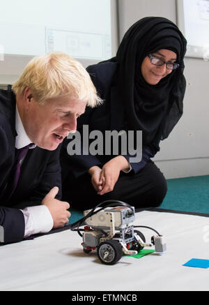 Camden Stadt Learning Centre, London, 15. Juni 2015. gründlich absorbiert Uhren Boris Johnson einen Roboter programmiert von Studenten, wie es Farbe Flecken erkennt. Bildnachweis: Paul Davey/Alamy Live-Nachrichten Stockfoto