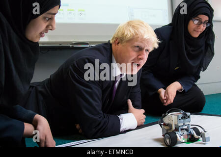 Camden Stadt Learning Centre, London, 15. Juni 2015. Londoner Bürgermeister Boris Johnson tritt in zukünftige Unternehmer Camden Stadt Learning Centre, London Technology Week starten und einen dedizierten Online-Hub für die Hauptstadt blühende Industrie einzuleiten. Bild: Bürgermeister Boris Johnson ist fasziniert von der Roboter programmiert von Studenten. Bildnachweis: Paul Davey/Alamy Live-Nachrichten Stockfoto