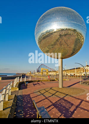 Riesiger Spiegel Ball, South Promenade Blackpool Stockfoto