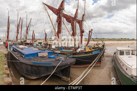 Vertäut alten Segeln Lastkähne am Hythe Quay am Sandstraenden unterstützt durch Schlick und Schlamm-sandige Betten des Flusses Chelmer Stockfoto