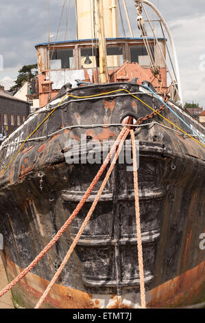 Dampf Schlepper Brent reparaturbedürftig festgemacht an der Rückstau Kai bei Ebbe zeigt Rumpf unten unterhalb der Wasserlinie Stockfoto