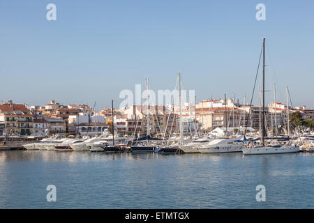 Luxus-Yachten und Motorboote am Yachthafen in Cambrills, Katalonien, Spanien Stockfoto